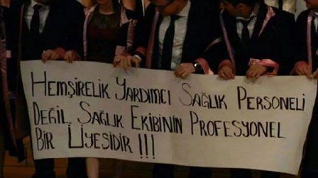 HEKİM DIŞI SAĞLIK ÇALIŞANLARINA ”YARDIMCI VE ELEMAN” DİYENLERİ KINIYORUZ