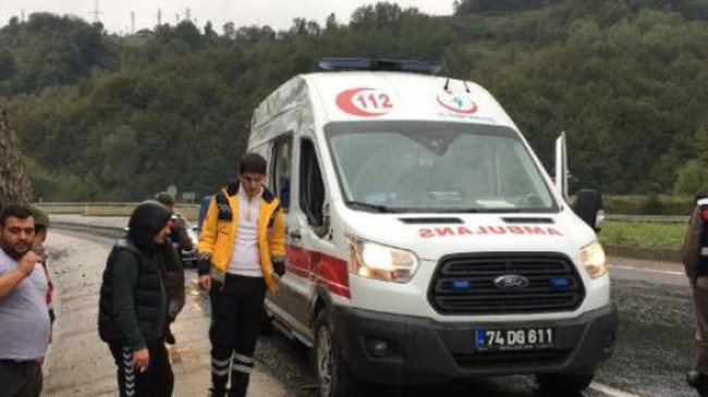 Zonguldak’ta hasta taşıyan ambulans kaza yaptı